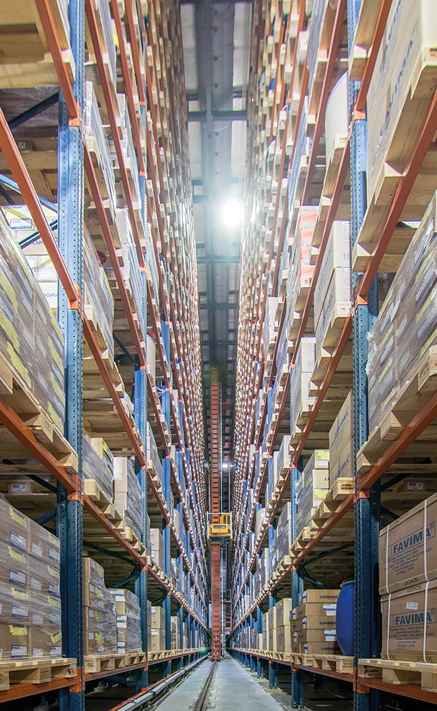 La bodega automática de Mega Pharma mide 72 m de longitud, 12 m de anchura y 24 m de altura, y se mantiene a temperatura controlada