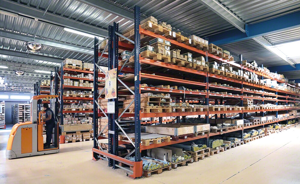 Racks selectivos, penetrables, móviles, para pallets y para picking, conviven en la bodega de SPB Racks selectivos, penetrables, móviles, para pallets y para picking, conviven en la bodega de SPB