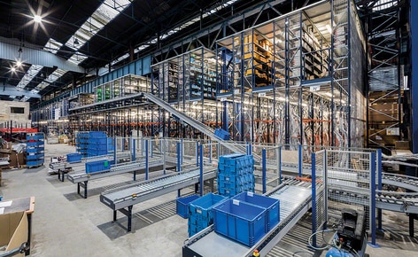 Racks con pasarelas y un completo circuito de transportadores impulsan el e-commerce de un distribuidor de recambios para el sector de la automoción Racks con pasarelas y un completo circuito de transportadores impulsan el e-commerce de un distribuidor de recambios para el sector de la automoción