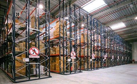 Racks selectivos con estantes enrejados y un circuito de transportadores multiplican la eficiencia en el picking de un importante fabricante de juguetes Racks selectivos con estantes enrejados y un circuito de transportadores multiplican la eficiencia en el picking de un importante fabricante de juguetes