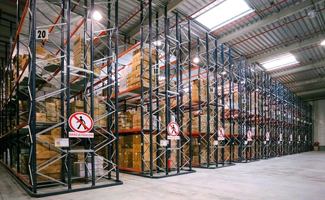 Racks selectivos con estantes enrejados y un circuito de transportadores multiplican la eficiencia en el picking de un importante fabricante de juguetes Racks selectivos con estantes enrejados y un circuito de transportadores multiplican la eficiencia en el picking de un importante fabricante de juguetes