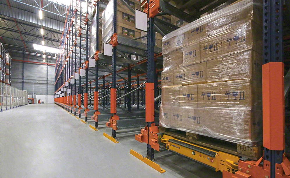 Mecalux ha suministrado racks selectivos, el sistema compacto Pallet Shuttle y un transportador de rodillos, que une las distintas áreas que componen la instalación