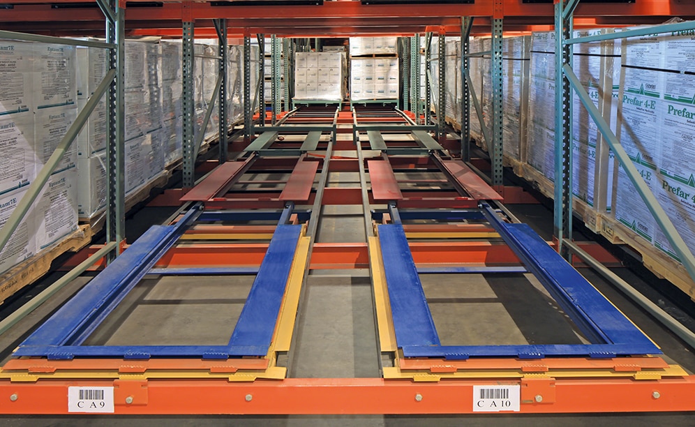 Los largueros y bastidores de Interlake Mecalux son capaces de soportar estanterías push-back con dos, tres, cuatro y hasta cinco pallets en profundidad