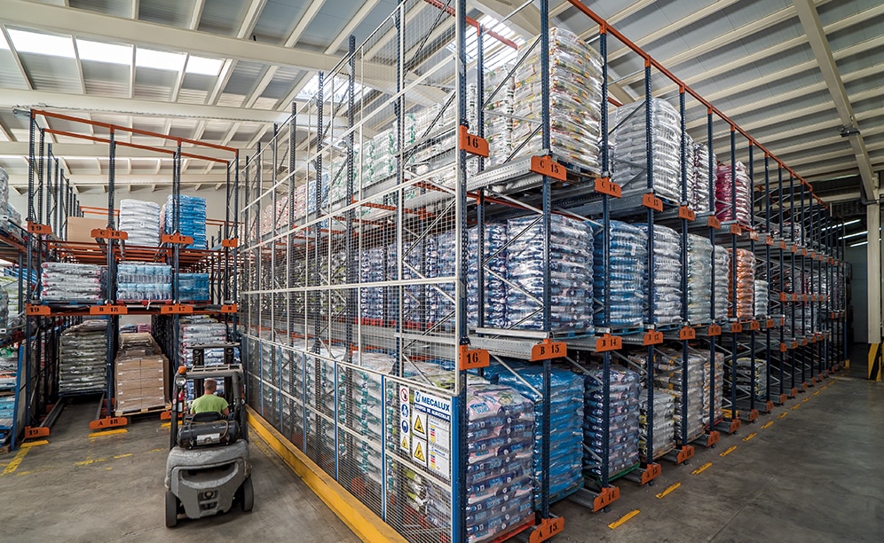 La bodega de Alinatur posee una capacidad de 1.500 palets repartidos en 62 canales de 13, 21 y 23 m de profundidad