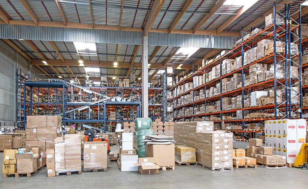 Estanterías con pasarelas para productos de decoración del hogar de U10