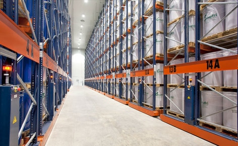 Cómo ubicar 11.000 pallets de dimensiones especiales en 4.400 m² con los racks móviles de Mecalux Cómo ubicar 11.000 pallets de dimensiones especiales en 4.400 m² con los racks móviles de Mecalux