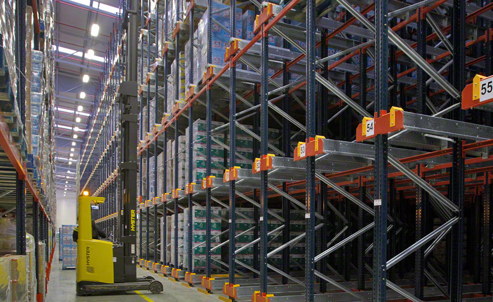 Los racks compactos con Pallet Shuttle instalados en Luís Simões están servidas por grúas retráctiles