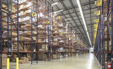 Racks selectivos para pallets resuelven los problemas de espacio del mayorista de ropa SanMar en su centro de distribución de Dallas Racks selectivos para pallets resuelven los problemas de espacio del mayorista de ropa SanMar en su centro de distribución de Dallas