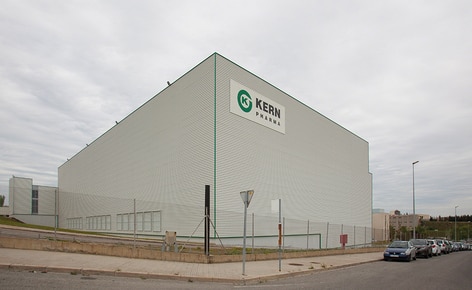 El laboratorio farmacéutico Kern Pharma construye una bodega autoportante automática que combina transelevadores para pallets y para cajas