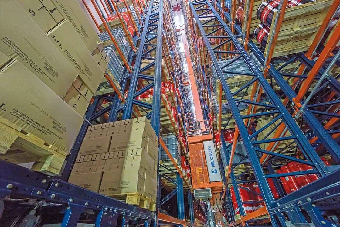 Un transelevador maneja pallets de forma automática en una bodega robotizada