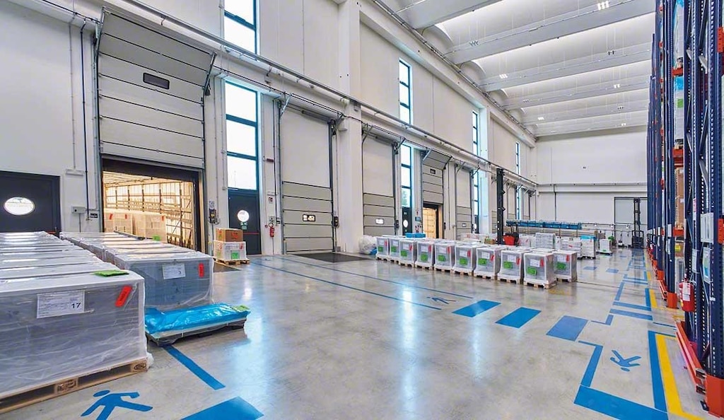 Zona de recepción de mercaderías en una bodega Zona de recepción de mercaderías en una bodega