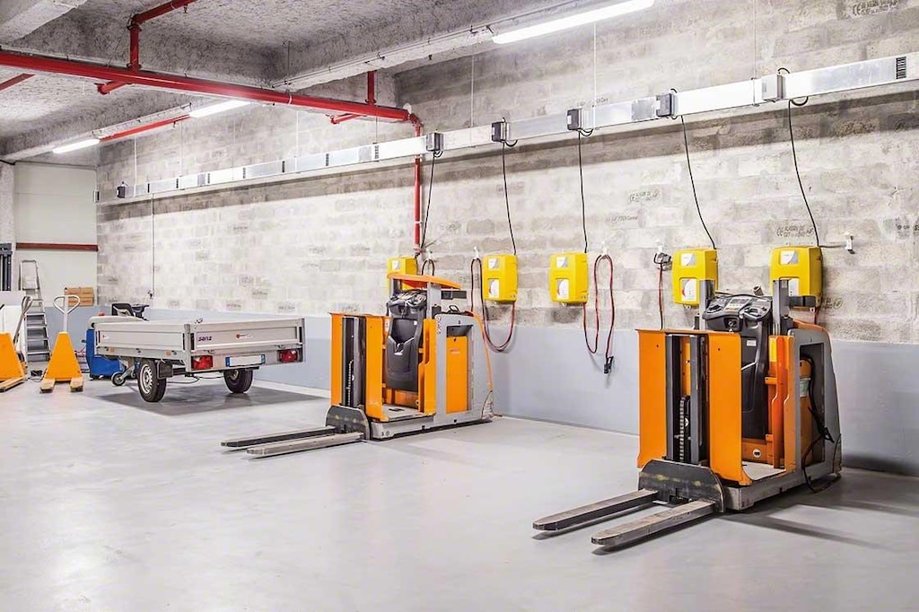 La zona de la bodega para el mantenimiento de los equipos debe cumplir todas las normas de seguridad La zona de la bodega para el mantenimiento de los equipos debe cumplir todas las normas de seguridad