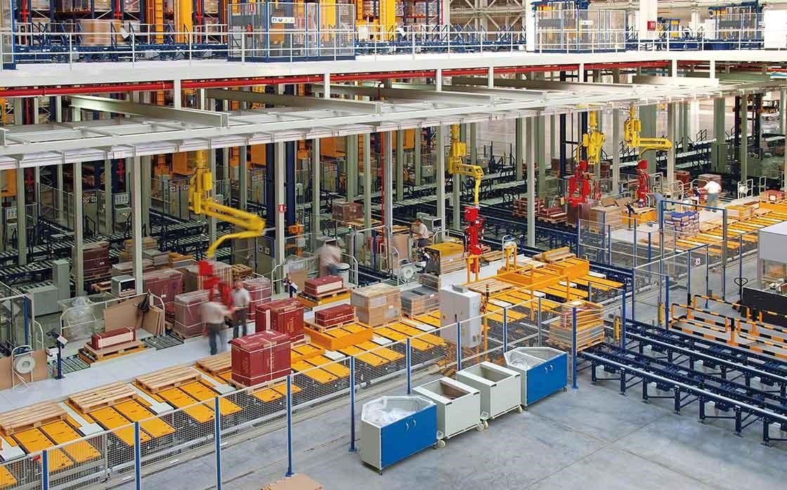 Zona de picking manual de la bodega del Porcelanosa Grupo, donde prima la seguridad y la ergonomía de los trabajadores.