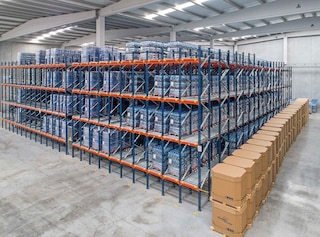 Warehouse equipped with flow racking systems with rollers Warehouse equipped with flow racking systems with rollers