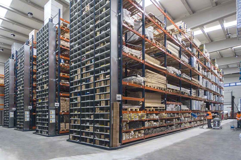 Operarios ejecutando tareas de limpieza en una bodega con racks selectivos Operarios ejecutando tareas de limpieza en una bodega con racks selectivos