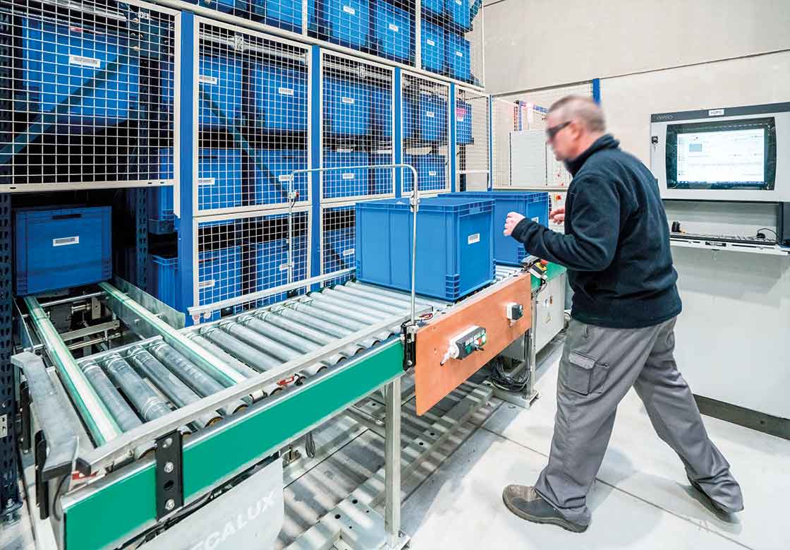 Las bodegas automáticas para cajas tienen la zona de picking ubicada en la cabecera del miniload