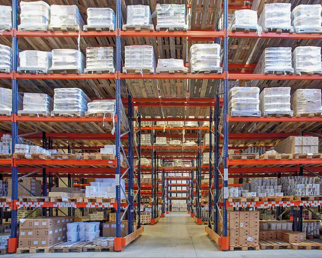 Los pasillos de emergencia transversales mejoran la seguridad en las bodegas de productos químicos