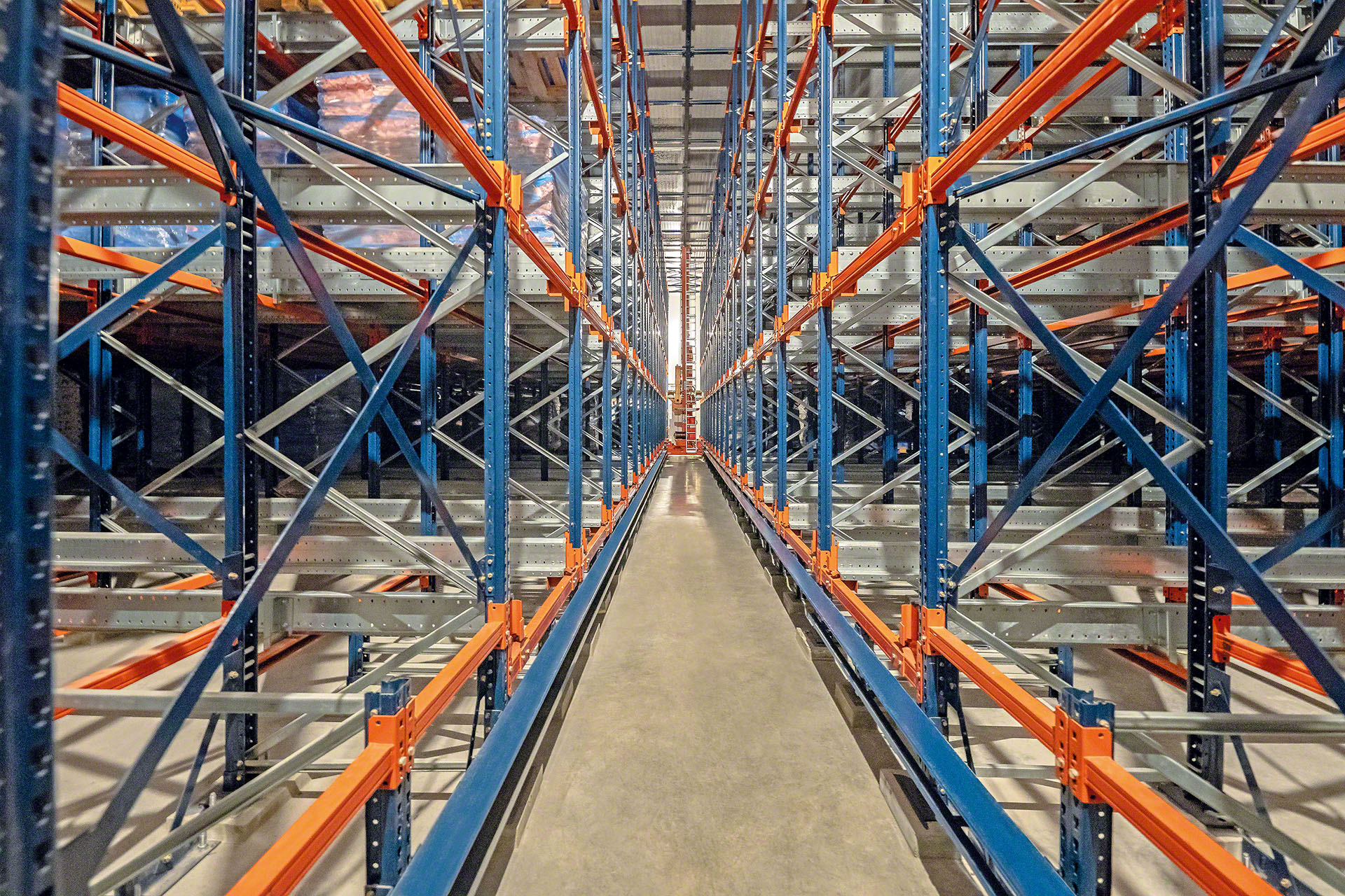 El Pallet Shuttle automático garantiza la máxima eficiencia en los sistemas de almacenaje penetrables