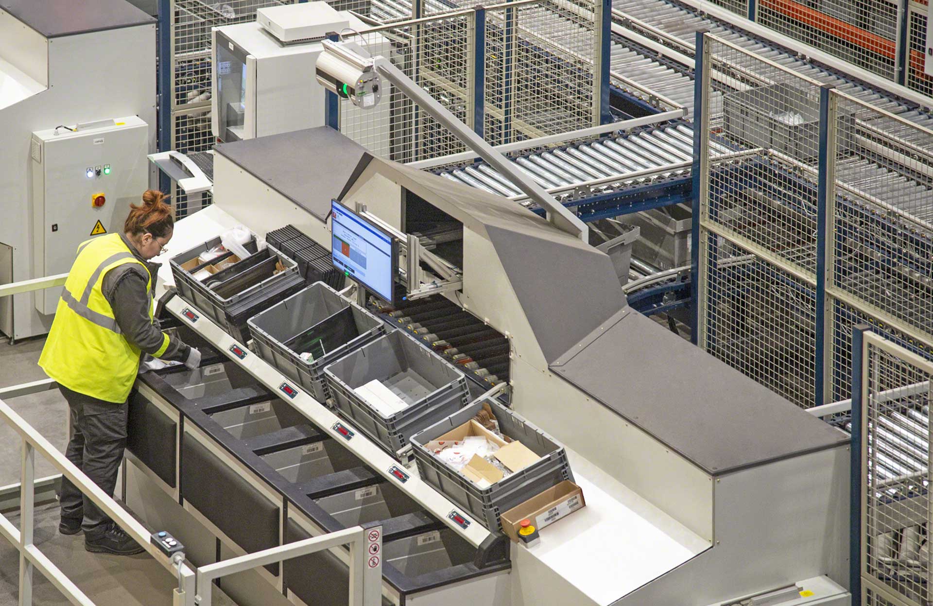 Los operarios siguen las indicaciones de Easy WMS para preparar los pedidos
