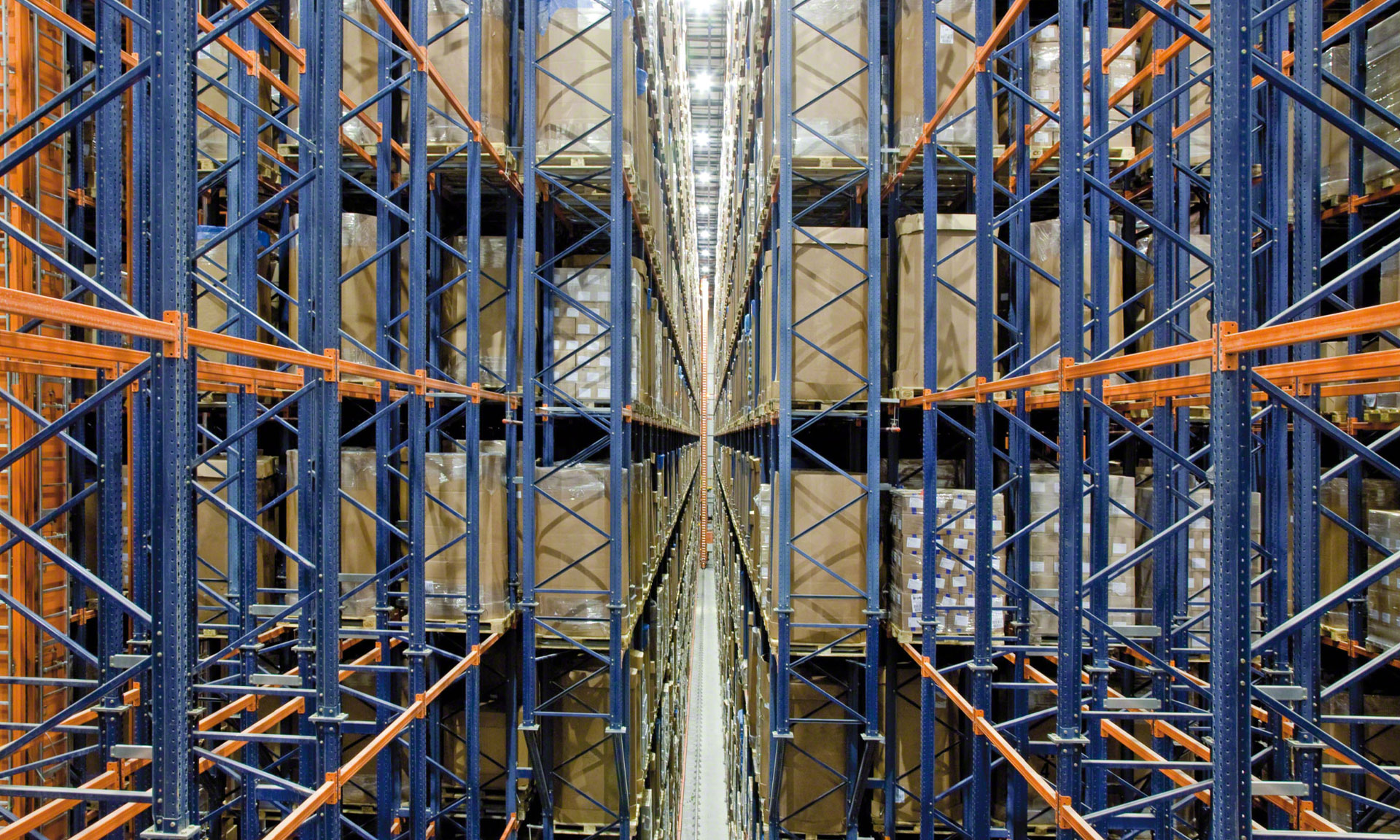 Automatización logística en frío a gran escala Automatización logística en frío a gran escala