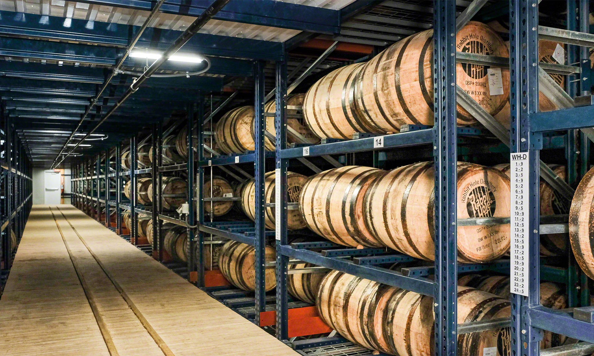 Rabbit Hole Distillery: bodega de alta densidad con barriles de whiskey bourbon Rabbit Hole Distillery: bodega de alta densidad con barriles de whiskey bourbon