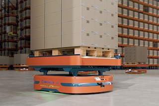 Los robots AMR transportan pallets por el interior de la bodega