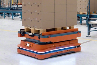 Los robots AMR transportan pallets por el interior de la bodega