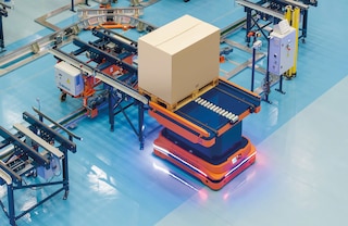 Los AMR para pallets de Mecalux pueden transportar cargas de hasta 1.500 kg