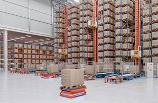 Los robots AMR 1500 Pallet Conveyor son idóneos para abastecer la cabecera de una bodega automática de pallets