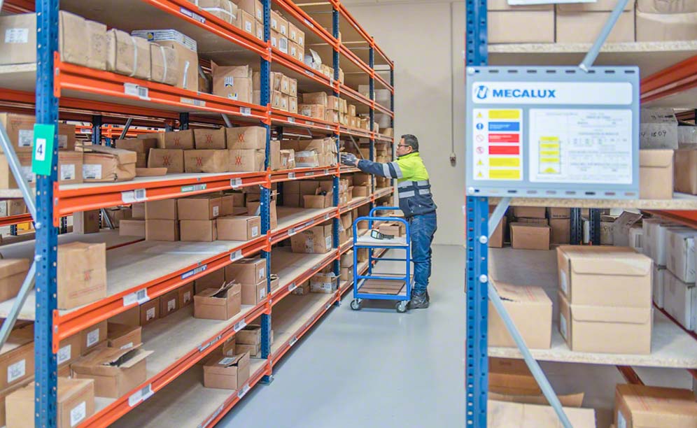 Almacén de la empresa de repuestos de máquinas para obra pública ETESA