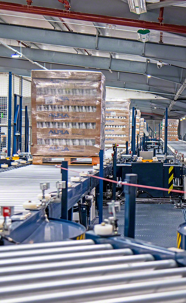 Transportadores automáticos para pallets en el centro logístico de ALPLA