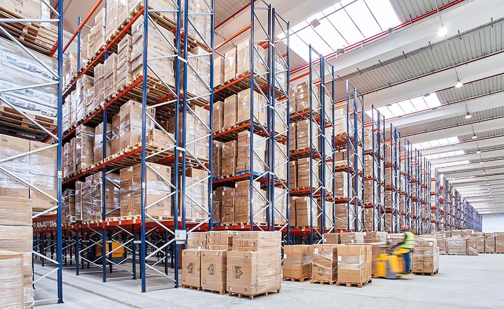 Racks selectivos en la bodega de Aosom con capacidad para 80.000 pallets