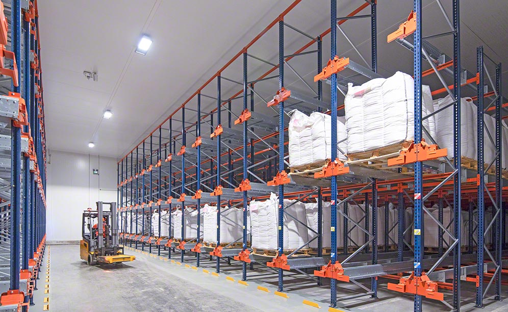 Bodega de Bayer en Trèbes con estanterías de sistema Pallet Shuttle
