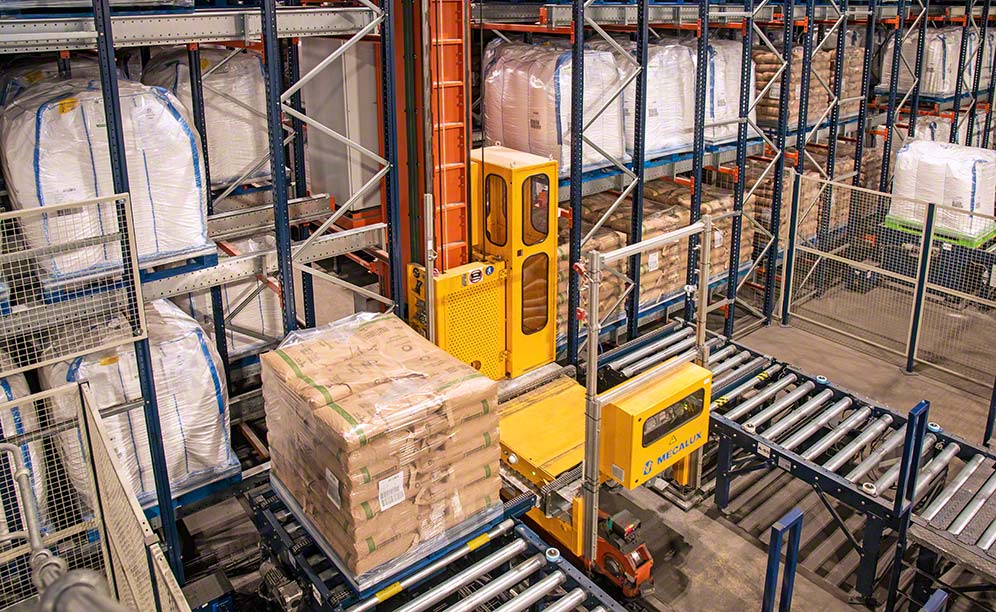 El transelevador traslada los pallets por el interior de los pasillos de almacenaje