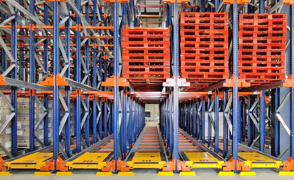 Racks penetrables con el sistema Pallet Shuttle semiautomático de Eau Neuve