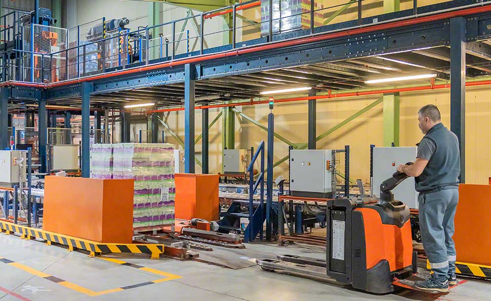 Esnelat utiliza un sistema de almacenaje automático en su centro logístico
