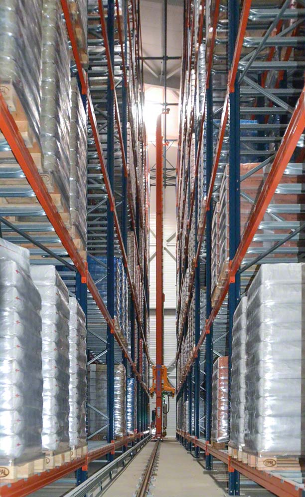 Transelevador de pallets en la bodega de Paulic Meunerie