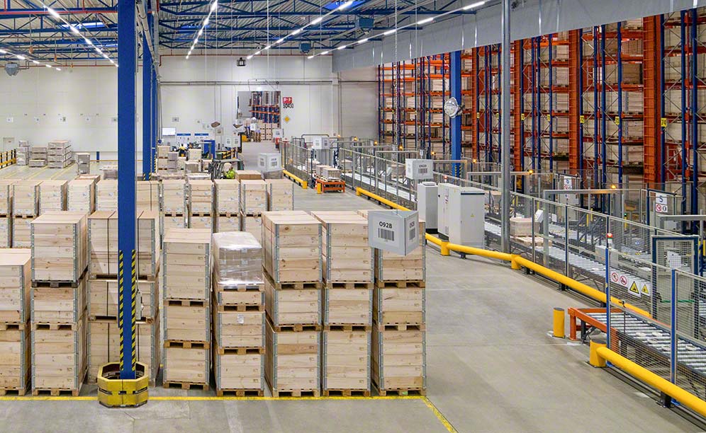 Bodega con transelevadores trilaterales de IKEA Components en Malacky, Eslovaquia