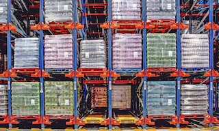 Mecalux impulsa el almacenaje de bebidas de Coca-Cola HBC con el sistema Pallet Shuttle
