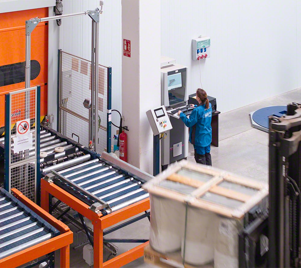 La bodega autoportante forma un conjunto compacto que da cabida a 4.854 pallets