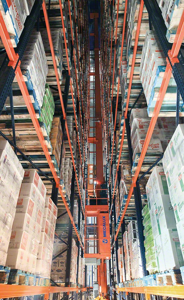 El transelevador mueve los palets por el interior de los pasillos de almacenaje de Konya Şeker