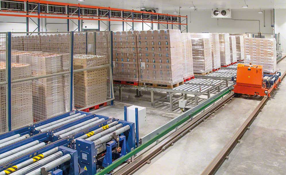 Laiterie Saint-Père incluye transportadores para palets de Mecalux