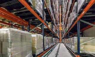 Schaal Chocolatier robotiza su almacenamiento con transelevadores automáticos para pallets