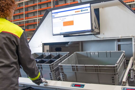 El operario consulta las instrucciones del sistema de gestión de bodegas Easy WMS
