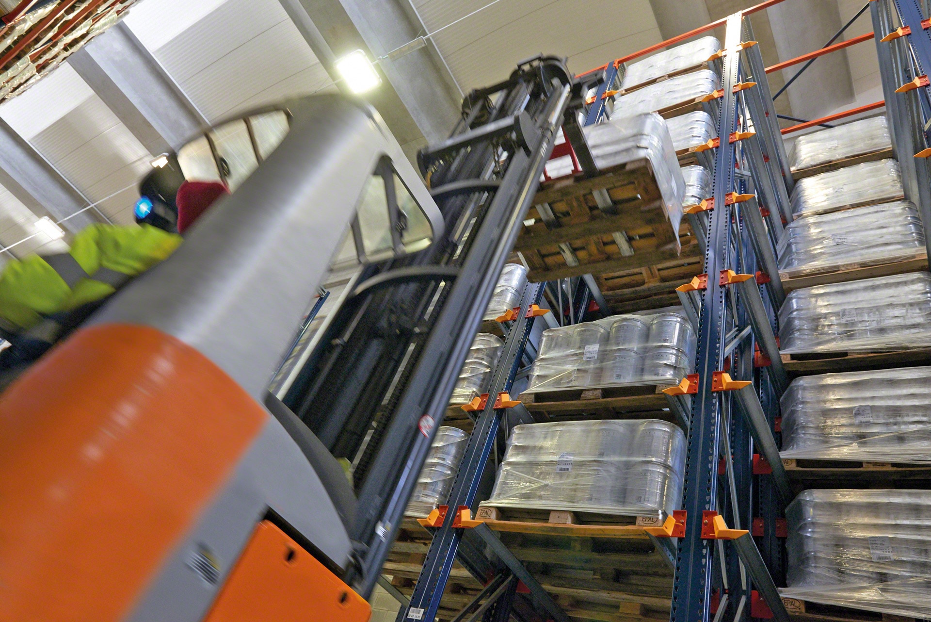 Los racks penetrables facilitan a los equipos de manutención la carga y descarga de mercadería 