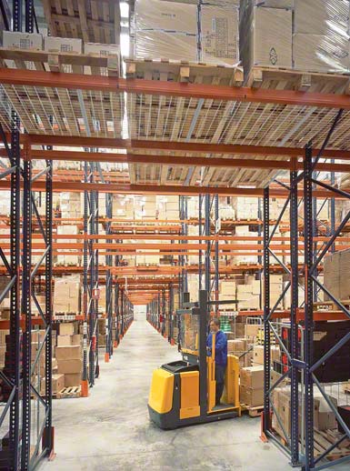 En los pasillos en los que se encuentre un operario realizando picking no deberían entrar grúas horquilla elevadoras que no estén controladas por él mismo.