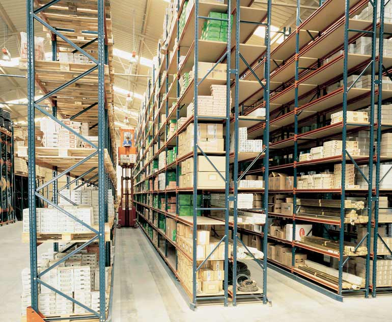 Bodega para cajas sueltas sobre racks con order pickers.
