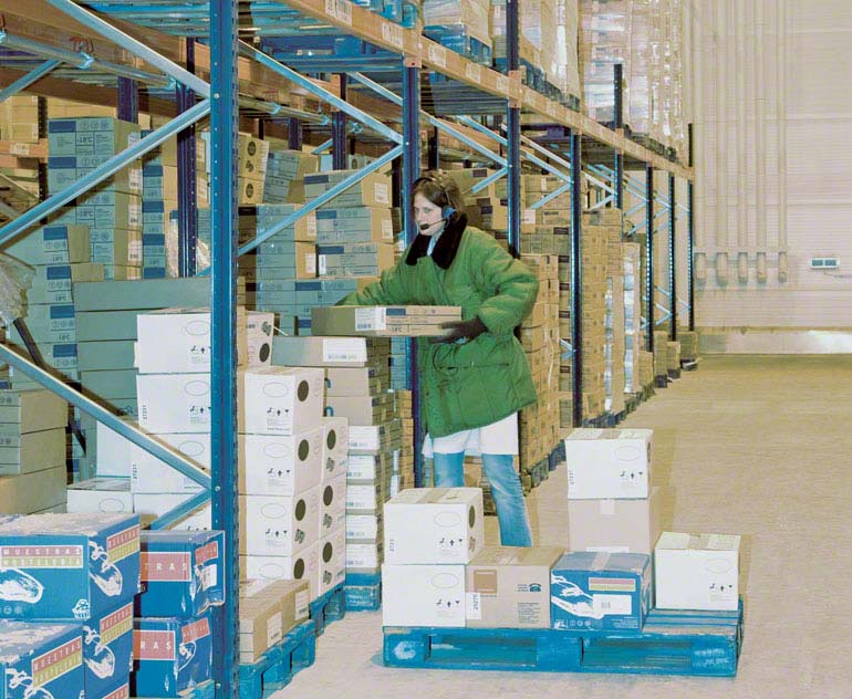 Bodega para picking sobre pallets a nivel del suelo.