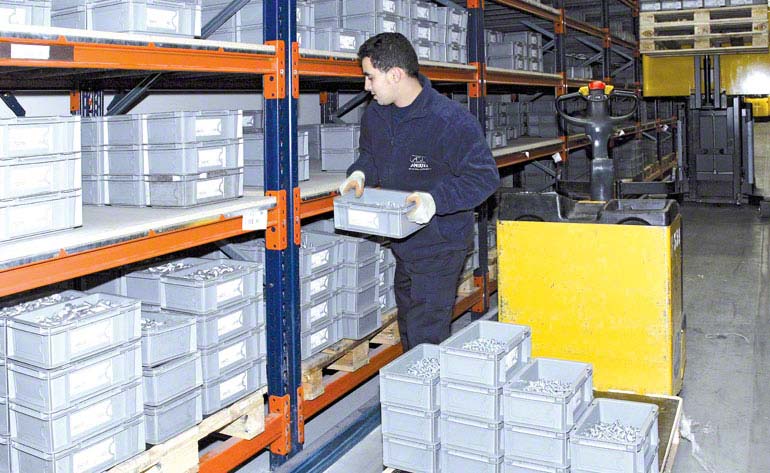 Operario realizando tareas de picking directamente sobre los pallets.