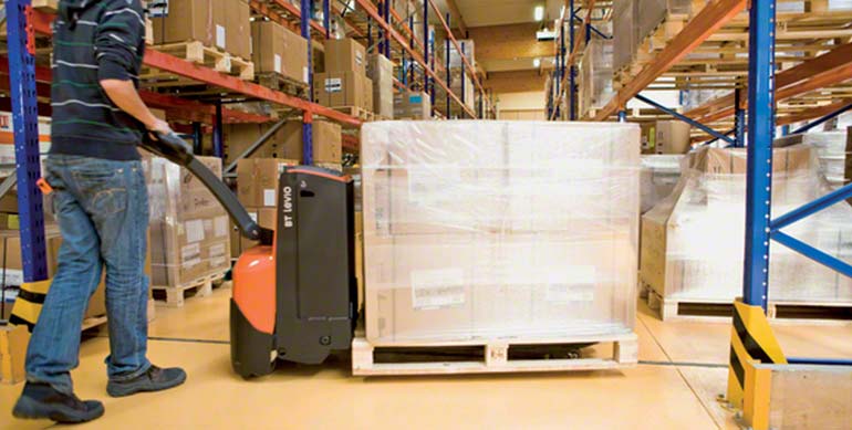 Los motores de la transpaleta eléctrica sirven tanto para desplazarse como para levantar el pallet del suelo.